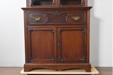 イギリスアンティーク　高級品!!　マホガニー材　優美な装飾と贅沢なレザートップのビューローブックケース　(R-087775)