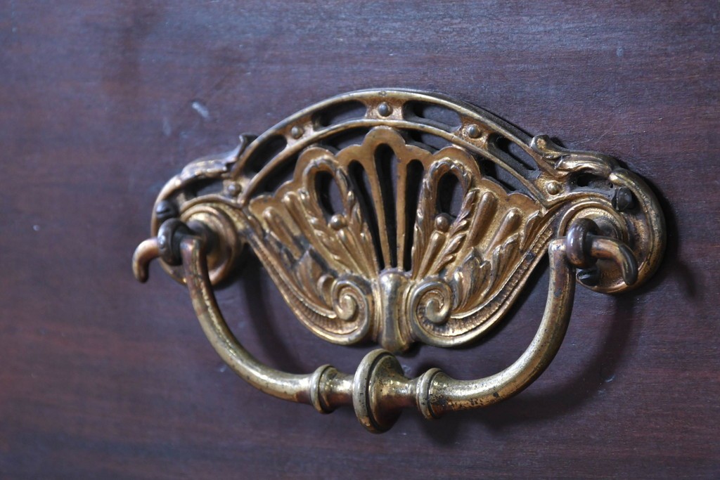 イギリスアンティーク　高級品!!　マホガニー材　優美な装飾と贅沢なレザートップのビューローブックケース　(R-087775)