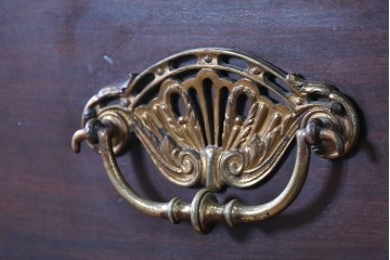 イギリスアンティーク　高級品!!　マホガニー材　優美な装飾と贅沢なレザートップのビューローブックケース　(R-087775)