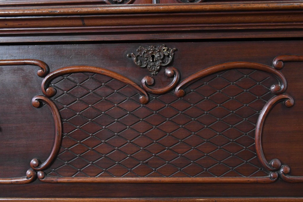 イギリスアンティーク　高級品!!　マホガニー材　優美な装飾と贅沢なレザートップのビューローブックケース　(R-087775)