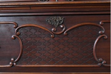イギリスアンティーク　高級品!!　マホガニー材　優美な装飾と贅沢なレザートップのビューローブックケース　(R-087775)