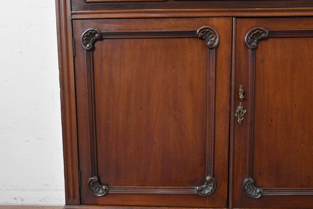 イギリスアンティーク　高級品!!　マホガニー材　優美な装飾と贅沢なレザートップのビューローブックケース　(R-087775)