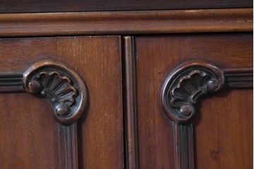 イギリスアンティーク　高級品!!　マホガニー材　優美な装飾と贅沢なレザートップのビューローブックケース　(R-087775)