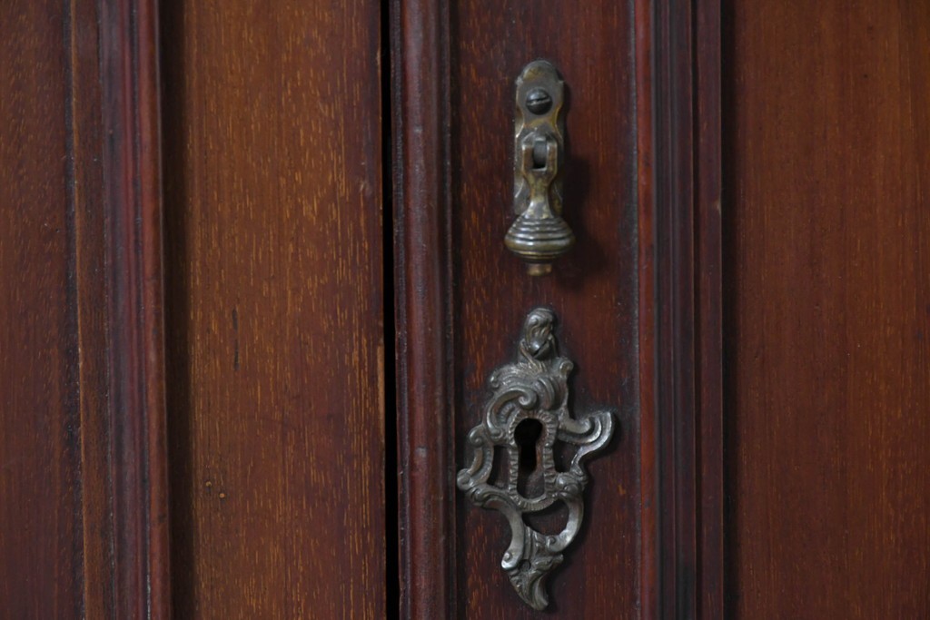 イギリスアンティーク　高級品!!　マホガニー材　優美な装飾と贅沢なレザートップのビューローブックケース　(R-087775)