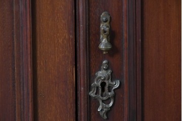 イギリスアンティーク　高級品!!　マホガニー材　優美な装飾と贅沢なレザートップのビューローブックケース　(R-087775)