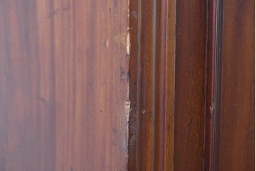 イギリスアンティーク　高級品!!　マホガニー材　優美な装飾と贅沢なレザートップのビューローブックケース　(R-087775)