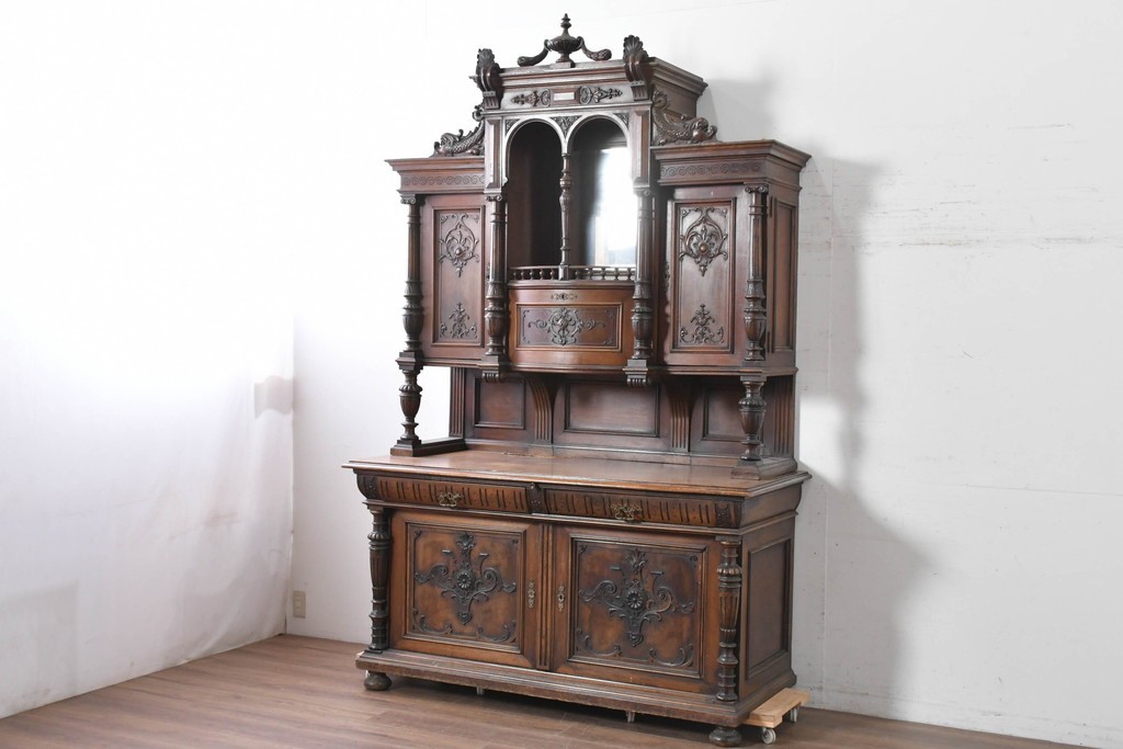 フランスアンティーク　ウォールナット材　豪華絢爛な彫刻装飾が目を惹くスライド天板付きミラーバックキャビネット　(R-087776)