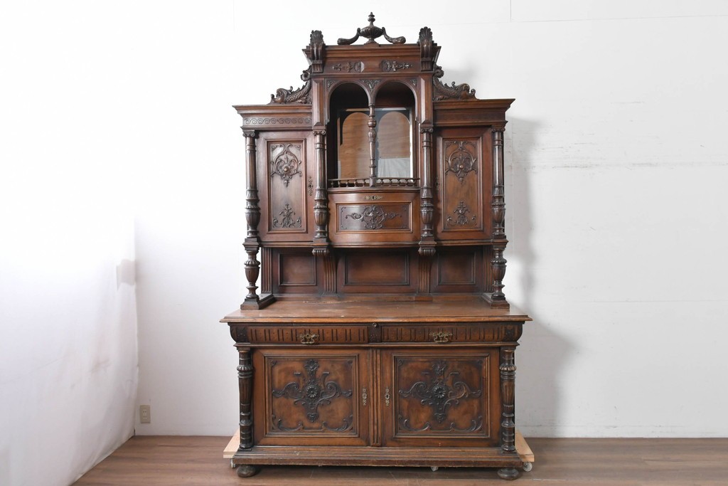 フランスアンティーク　ウォールナット材　豪華絢爛な彫刻装飾が目を惹くスライド天板付きミラーバックキャビネット　(R-087776)