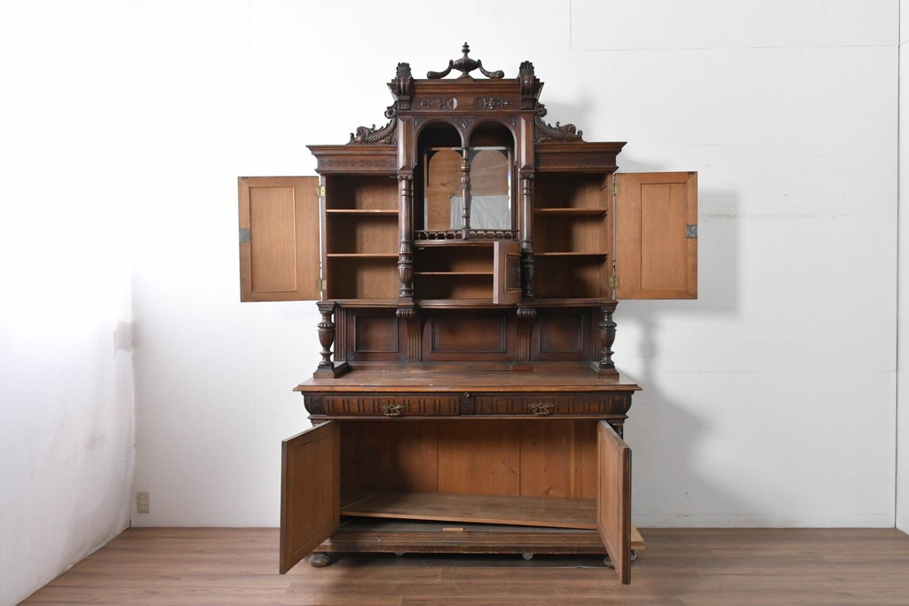 フランスアンティーク　ウォールナット材　豪華絢爛な彫刻装飾が目を惹くスライド天板付きミラーバックキャビネット　(R-087776)