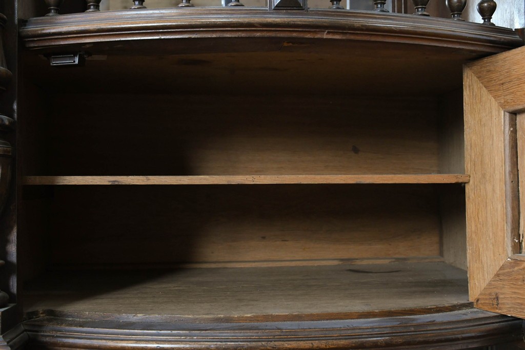 フランスアンティーク　ウォールナット材　豪華絢爛な彫刻装飾が目を惹くスライド天板付きミラーバックキャビネット　(R-087776)