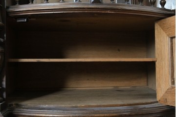 フランスアンティーク　ウォールナット材　豪華絢爛な彫刻装飾が目を惹くスライド天板付きミラーバックキャビネット　(R-087776)