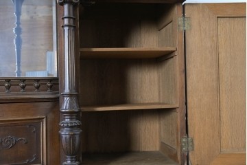 フランスアンティーク　ウォールナット材　豪華絢爛な彫刻装飾が目を惹くスライド天板付きミラーバックキャビネット　(R-087776)