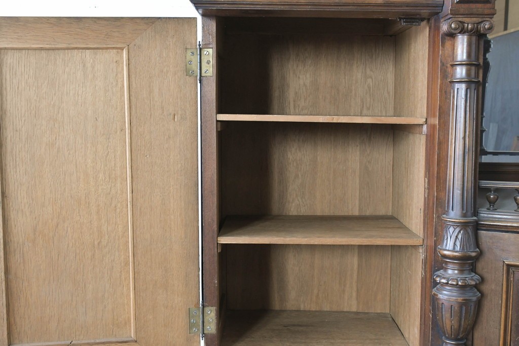 フランスアンティーク　ウォールナット材　豪華絢爛な彫刻装飾が目を惹くスライド天板付きミラーバックキャビネット　(R-087776)