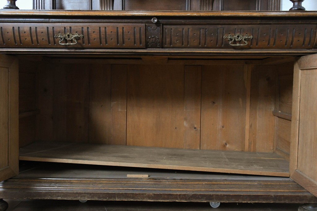 フランスアンティーク　ウォールナット材　豪華絢爛な彫刻装飾が目を惹くスライド天板付きミラーバックキャビネット　(R-087776)