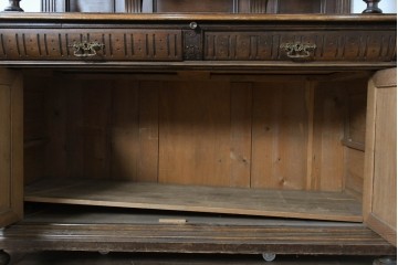 フランスアンティーク　ウォールナット材　豪華絢爛な彫刻装飾が目を惹くスライド天板付きミラーバックキャビネット　(R-087776)