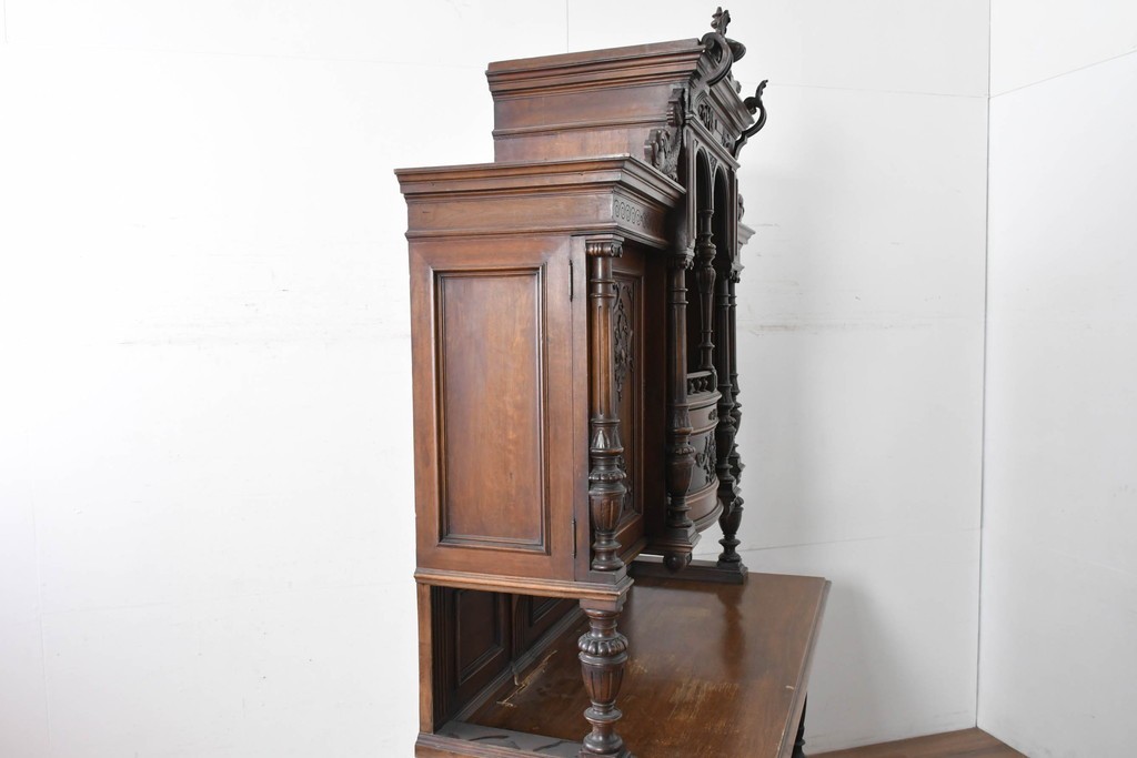 フランスアンティーク　ウォールナット材　豪華絢爛な彫刻装飾が目を惹くスライド天板付きミラーバックキャビネット　(R-087776)