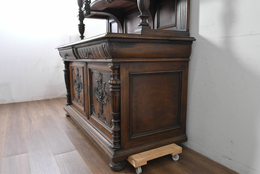 フランスアンティーク　ウォールナット材　豪華絢爛な彫刻装飾が目を惹くスライド天板付きミラーバックキャビネット　(R-087776)