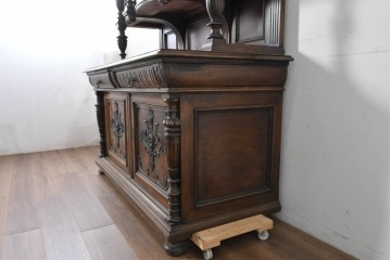 フランスアンティーク　ウォールナット材　豪華絢爛な彫刻装飾が目を惹くスライド天板付きミラーバックキャビネット　(R-087776)