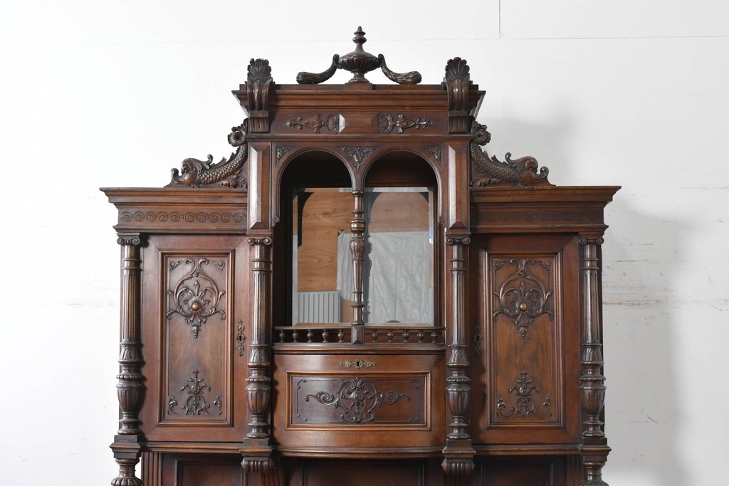 フランスアンティーク　ウォールナット材　豪華絢爛な彫刻装飾が目を惹くスライド天板付きミラーバックキャビネット　(R-087776)