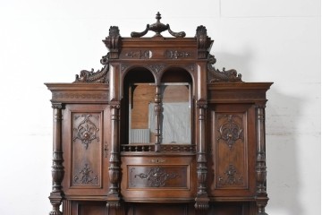 フランスアンティーク　ウォールナット材　豪華絢爛な彫刻装飾が目を惹くスライド天板付きミラーバックキャビネット　(R-087776)