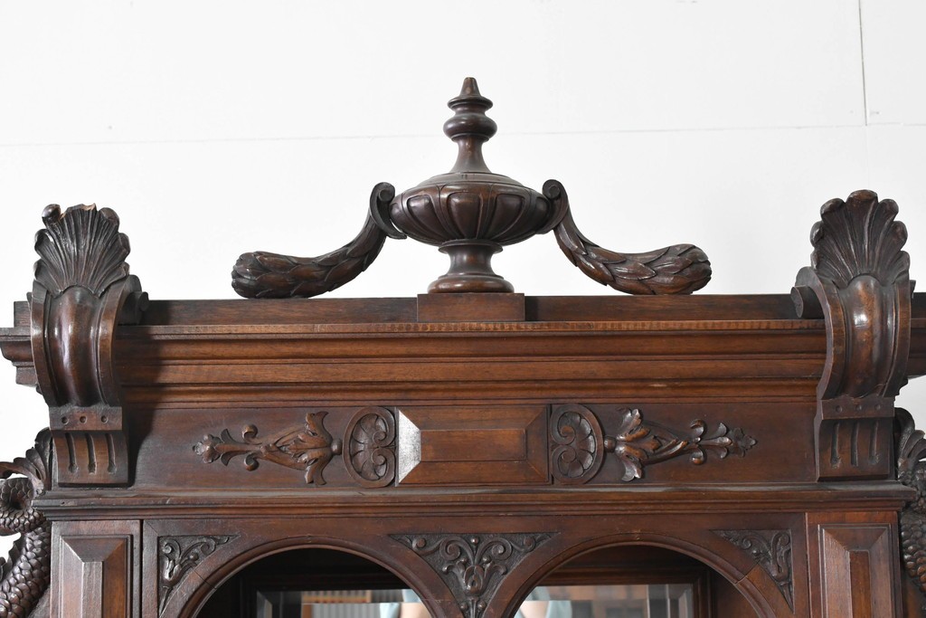 フランスアンティーク　ウォールナット材　豪華絢爛な彫刻装飾が目を惹くスライド天板付きミラーバックキャビネット　(R-087776)