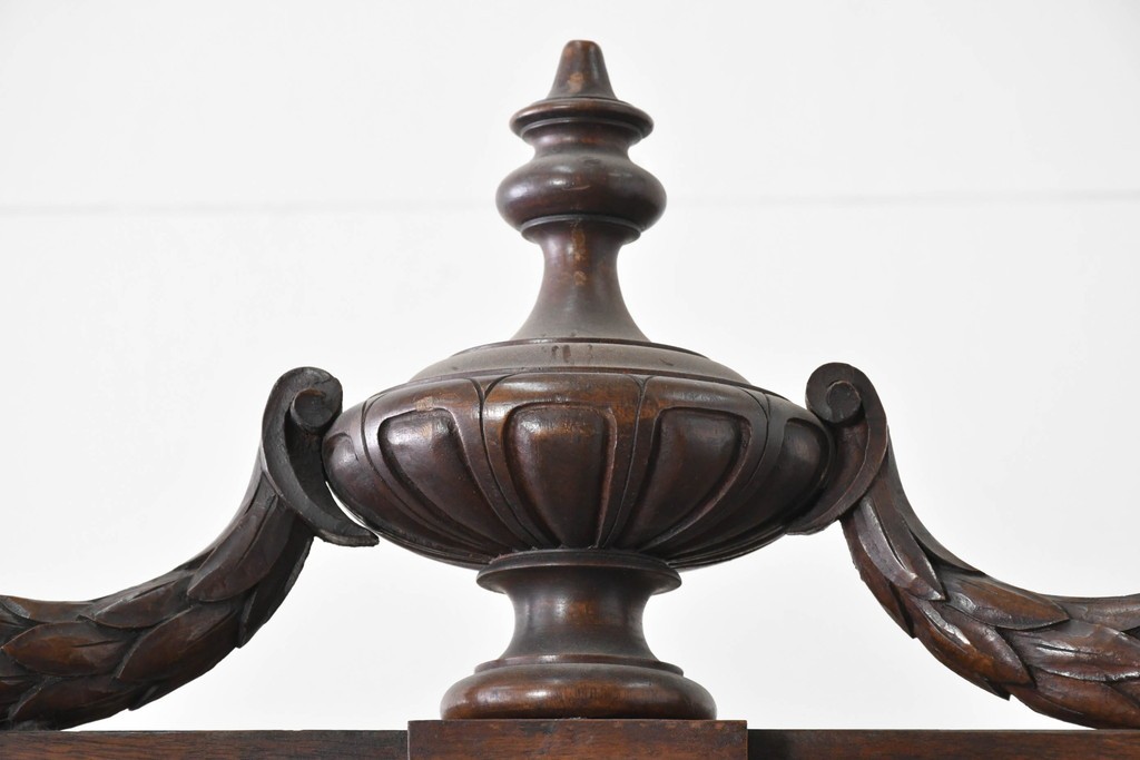 フランスアンティーク　ウォールナット材　豪華絢爛な彫刻装飾が目を惹くスライド天板付きミラーバックキャビネット　(R-087776)