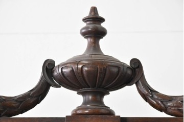 フランスアンティーク　ウォールナット材　豪華絢爛な彫刻装飾が目を惹くスライド天板付きミラーバックキャビネット　(R-087776)