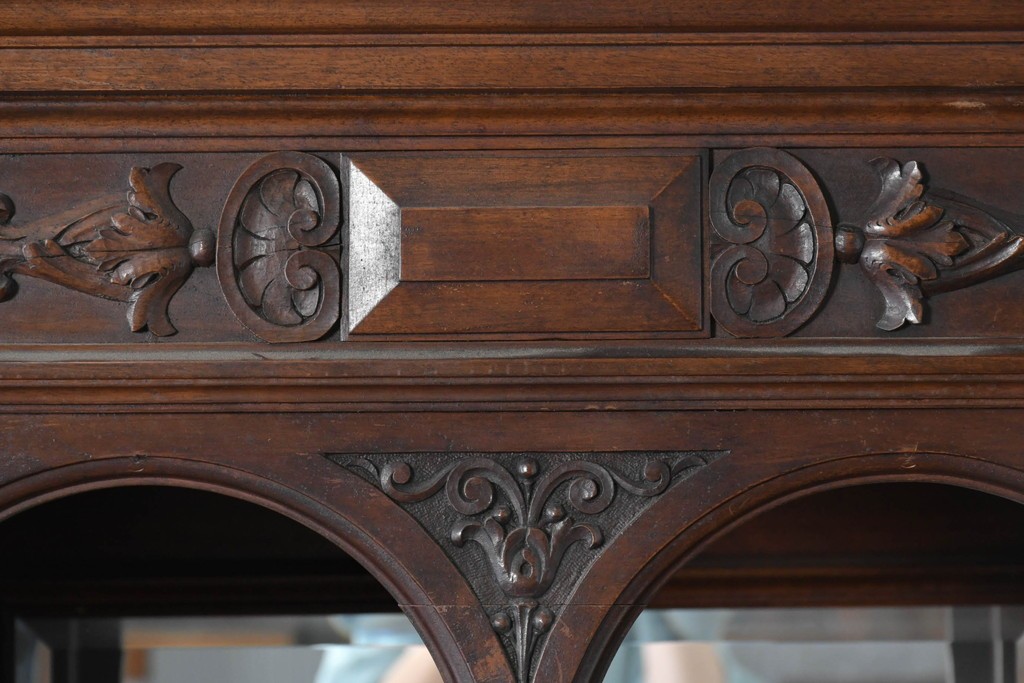 フランスアンティーク　ウォールナット材　豪華絢爛な彫刻装飾が目を惹くスライド天板付きミラーバックキャビネット　(R-087776)