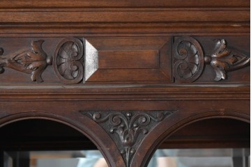 フランスアンティーク　ウォールナット材　豪華絢爛な彫刻装飾が目を惹くスライド天板付きミラーバックキャビネット　(R-087776)