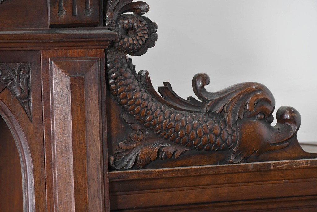 フランスアンティーク　ウォールナット材　豪華絢爛な彫刻装飾が目を惹くスライド天板付きミラーバックキャビネット　(R-087776)