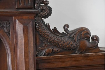 フランスアンティーク　ウォールナット材　豪華絢爛な彫刻装飾が目を惹くスライド天板付きミラーバックキャビネット　(R-087776)