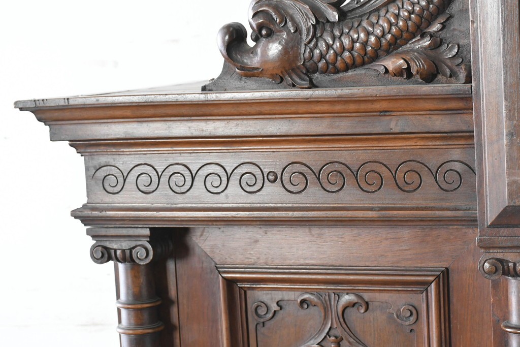 フランスアンティーク　ウォールナット材　豪華絢爛な彫刻装飾が目を惹くスライド天板付きミラーバックキャビネット　(R-087776)