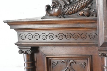 フランスアンティーク　ウォールナット材　豪華絢爛な彫刻装飾が目を惹くスライド天板付きミラーバックキャビネット　(R-087776)