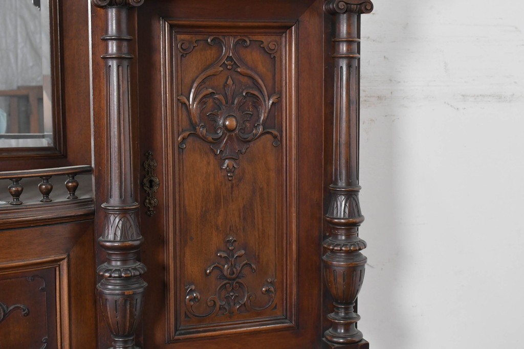 フランスアンティーク　ウォールナット材　豪華絢爛な彫刻装飾が目を惹くスライド天板付きミラーバックキャビネット　(R-087776)