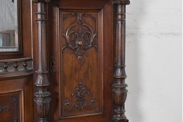 フランスアンティーク　ウォールナット材　豪華絢爛な彫刻装飾が目を惹くスライド天板付きミラーバックキャビネット　(R-087776)