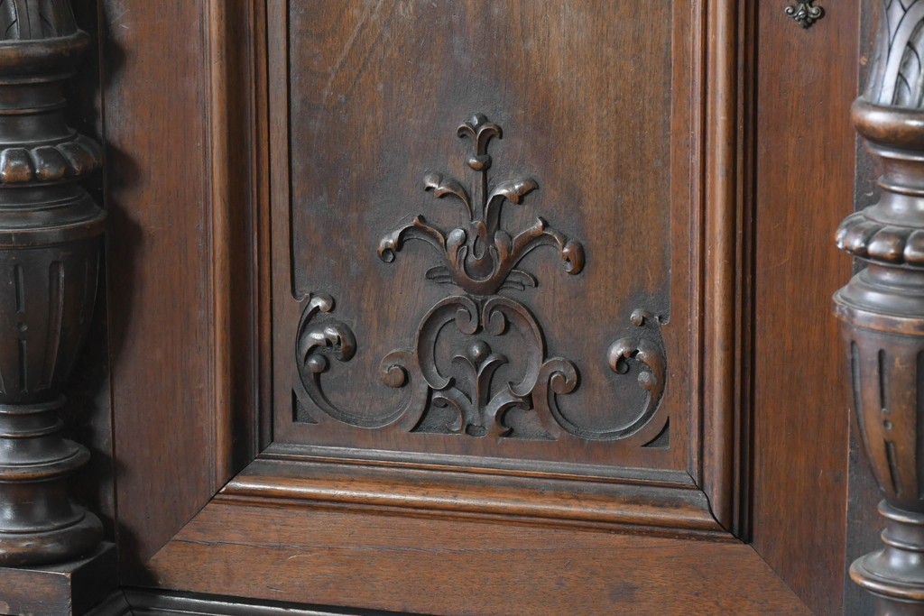 フランスアンティーク　ウォールナット材　豪華絢爛な彫刻装飾が目を惹くスライド天板付きミラーバックキャビネット　(R-087776)