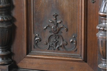 フランスアンティーク　ウォールナット材　豪華絢爛な彫刻装飾が目を惹くスライド天板付きミラーバックキャビネット　(R-087776)