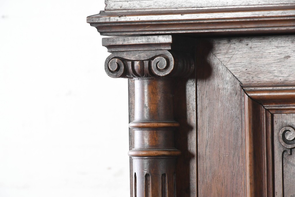 フランスアンティーク　ウォールナット材　豪華絢爛な彫刻装飾が目を惹くスライド天板付きミラーバックキャビネット　(R-087776)