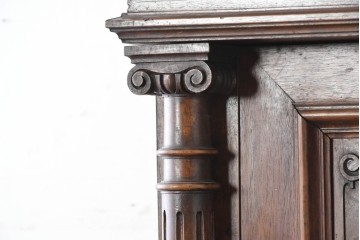 フランスアンティーク　ウォールナット材　豪華絢爛な彫刻装飾が目を惹くスライド天板付きミラーバックキャビネット　(R-087776)