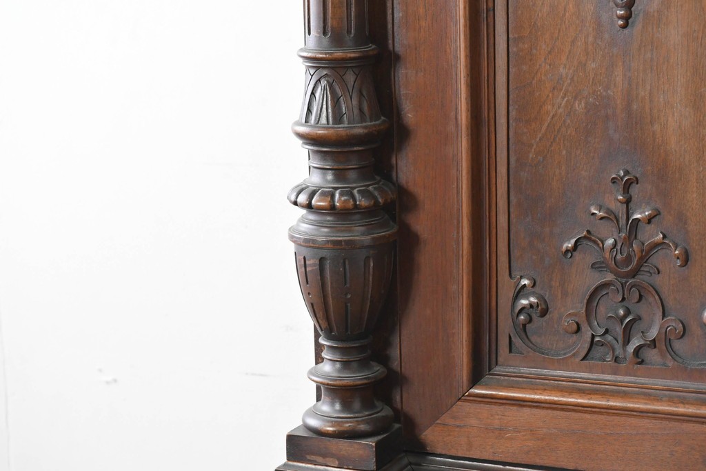 フランスアンティーク　ウォールナット材　豪華絢爛な彫刻装飾が目を惹くスライド天板付きミラーバックキャビネット　(R-087776)