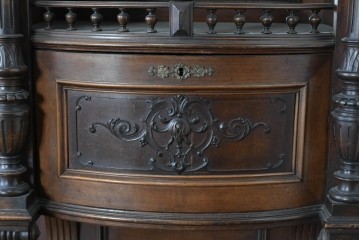 フランスアンティーク　ウォールナット材　豪華絢爛な彫刻装飾が目を惹くスライド天板付きミラーバックキャビネット　(R-087776)