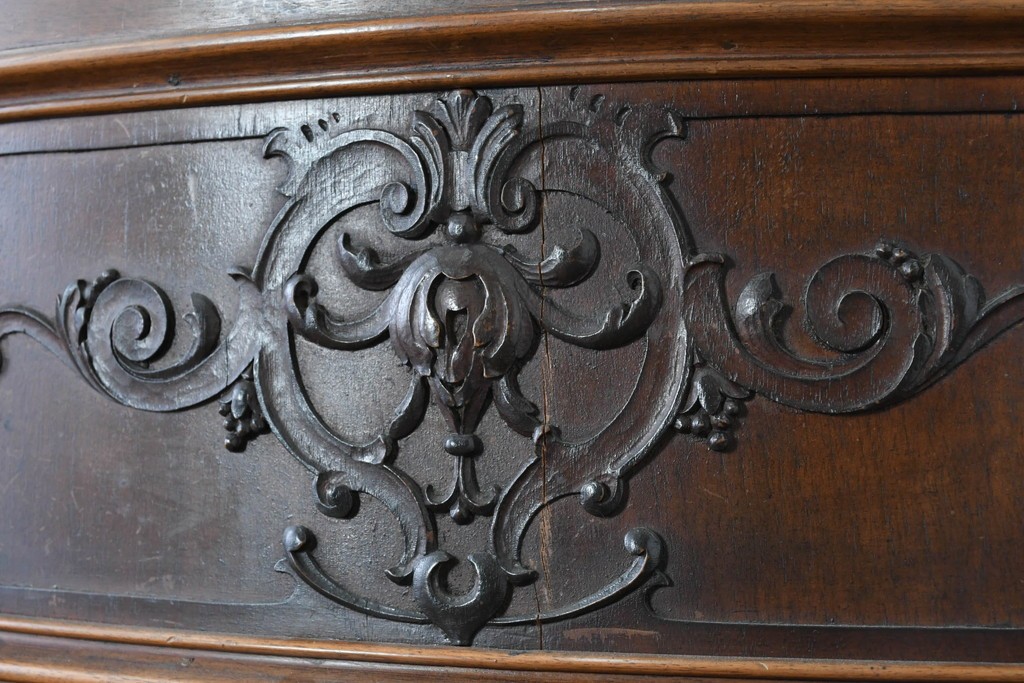 フランスアンティーク　ウォールナット材　豪華絢爛な彫刻装飾が目を惹くスライド天板付きミラーバックキャビネット　(R-087776)