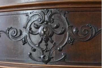 フランスアンティーク　ウォールナット材　豪華絢爛な彫刻装飾が目を惹くスライド天板付きミラーバックキャビネット　(R-087776)