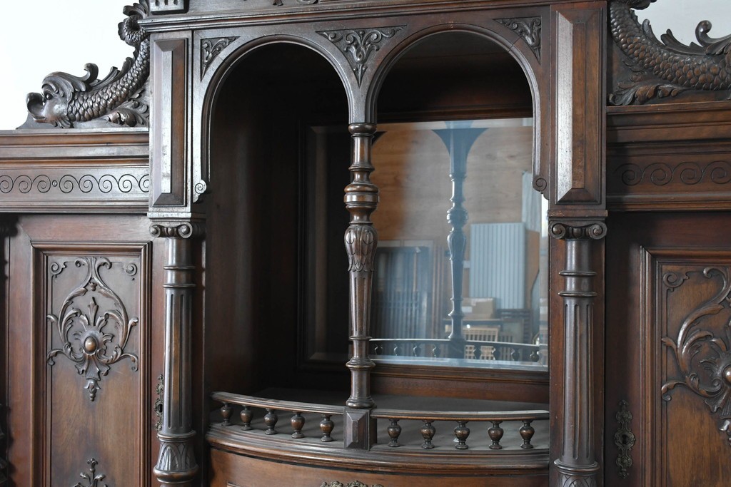フランスアンティーク　ウォールナット材　豪華絢爛な彫刻装飾が目を惹くスライド天板付きミラーバックキャビネット　(R-087776)