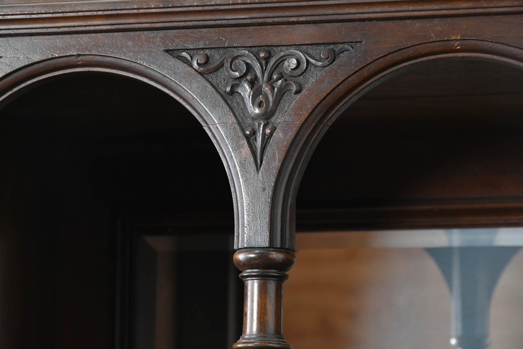 フランスアンティーク　ウォールナット材　豪華絢爛な彫刻装飾が目を惹くスライド天板付きミラーバックキャビネット　(R-087776)