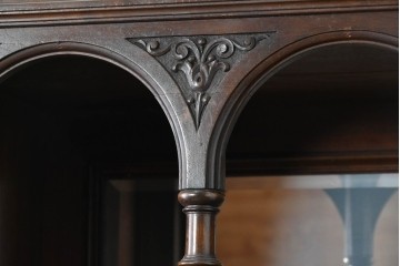 フランスアンティーク　ウォールナット材　豪華絢爛な彫刻装飾が目を惹くスライド天板付きミラーバックキャビネット　(R-087776)