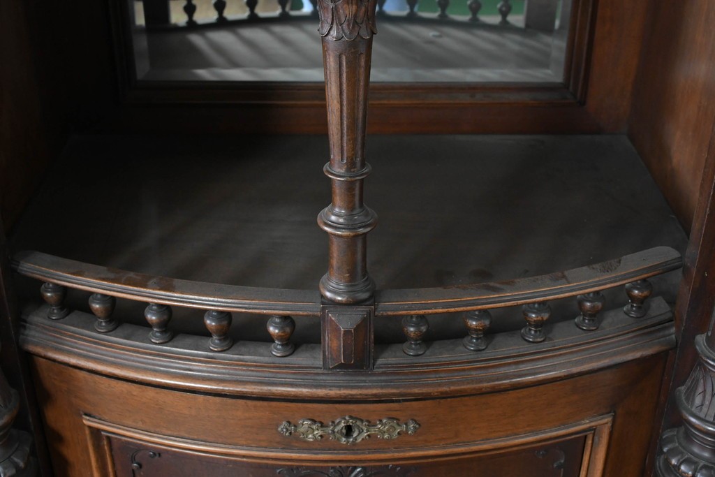 フランスアンティーク　ウォールナット材　豪華絢爛な彫刻装飾が目を惹くスライド天板付きミラーバックキャビネット　(R-087776)