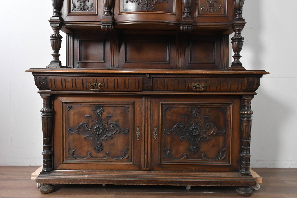 フランスアンティーク　ウォールナット材　豪華絢爛な彫刻装飾が目を惹くスライド天板付きミラーバックキャビネット　(R-087776)