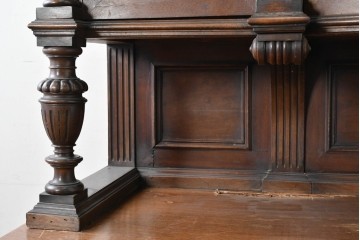 フランスアンティーク　ウォールナット材　豪華絢爛な彫刻装飾が目を惹くスライド天板付きミラーバックキャビネット　(R-087776)