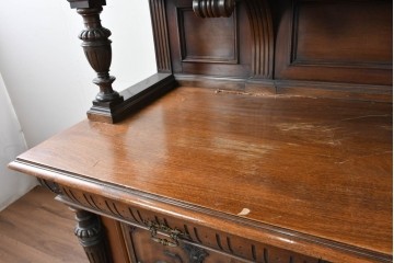 フランスアンティーク　ウォールナット材　豪華絢爛な彫刻装飾が目を惹くスライド天板付きミラーバックキャビネット　(R-087776)